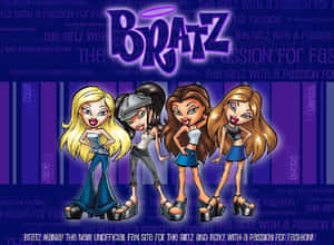 四個穿著時尚服裝的 Bratz 公仔在紫色文字背景前自信地擺姿勢。 — 娃娃屋 壁紙