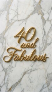 白色大理石背景上的金色 40 and Fabulous 文字