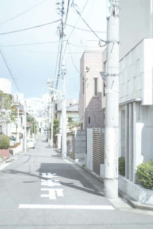 一條寧靜的日本城市小巷，頭頂有電線和柔和的陰影。 — 白色美學gif 壁紙