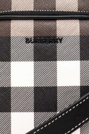 Burberry 格紋手袋，黑色皮革飾邊及白色縫線。
