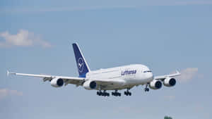 漢莎航空空中巴士A380飛機放下起落架在藍天下飛行。