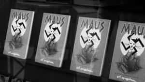 Art Spiegelman的四本Maus圖像小說在書架上展示，帶有反射效果。 — 黑色 壁紙