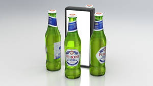 三支綠色 Peroni 啤酒瓶放置在一個空白帶框鏡子周圍，置於白色表面上。