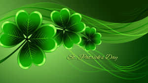 閃亮的綠色四葉草，帶有旋轉線條和 St. Patrick's Day 文字。