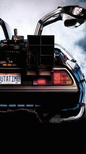 DeLorean 時光機，鷗翼門打開，燈光亮起。