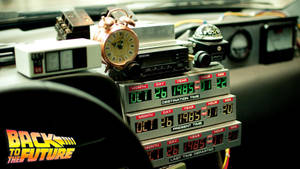 汽車儀表板，帶有多個時間顯示和一個顯示1985年日期的復古鬧鐘。