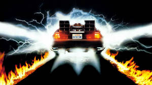 DeLorean 時光機在夜間穿越火焰和閃電飛馳。