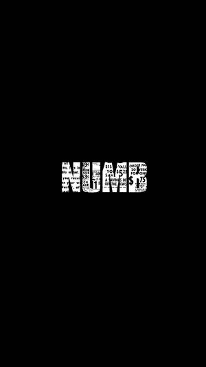 以報紙剪報組成的黑色背景上粗體白色文字MUMS — 心碎 GIF 壁紙