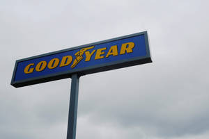 Goodyear標誌在陰天背景下