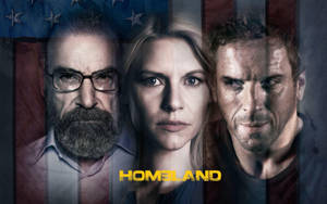 三個來自 Homeland 的嚴肅演員，背景為破損的美國國旗。 — 美國國旗 壁紙