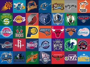 以彩色網格圖案排列的NBA球隊標誌集合。