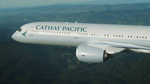 國泰航空飛機飛越綠色山脈