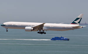 國泰航空飛機在水上接近藍色快艇降落