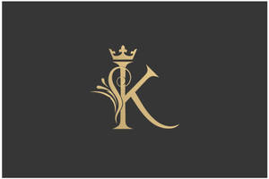 深灰色背景上帶有皇冠的優雅金色字母K組合字。