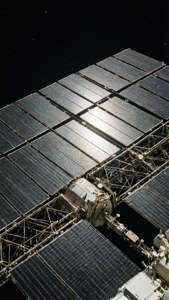 在太空虛空中被陽光照射的太空站太陽能板。