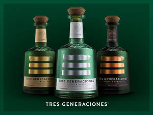 三個 Tres Generaciones 龍舌蘭酒瓶，帶有金色、銀色和青銅色條紋，背景為綠色。