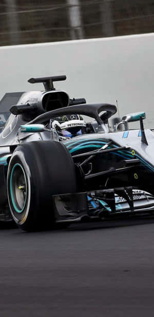 F1賽車在潮濕賽道上疾馳，車手可見