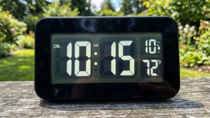 電子時鐘在戶外木桌上顯示上午10:15和華氏72度。