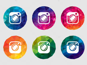 六個帶有彩色多邊形背景的Instagram應用程式圖示。