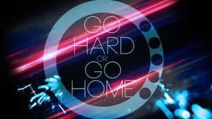 發光的霓虹文字寫著 go hard or go home，帶有紅色和藍色的光條。 — 語錄 壁紙