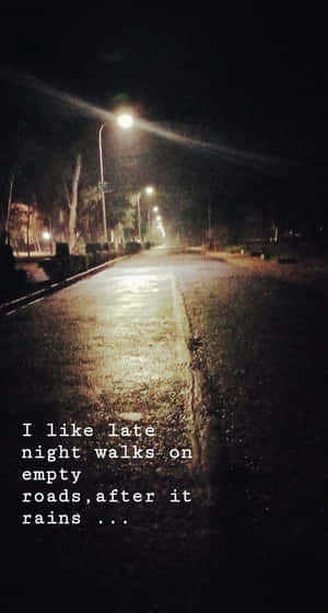 雨後夜晚，街燈照亮濕漉漉的空蕩道路