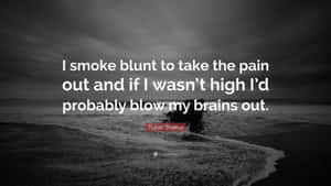 黑暗暴風雨的海灘，波濤洶湧，並疊加了 Tupac Shakur 的名言。