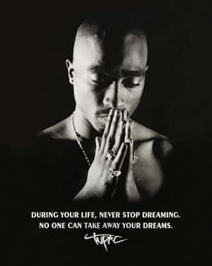 Tupac Shakur 肖像，雙手靠近嘴邊，下方有勵志語錄。