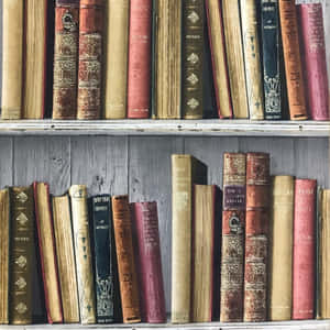 一排排帶有華麗書脊的古董書放在風化的木架上。 — 書籍 壁紙