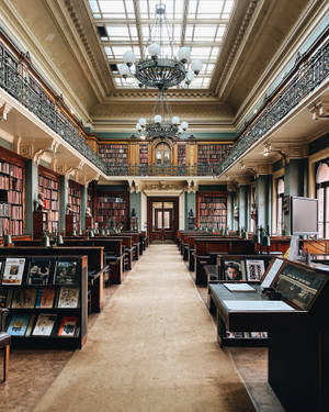 宏偉的歷史圖書館，配有木製書桌、書架和華麗的吊燈。
