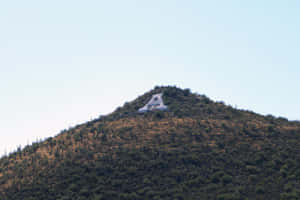 沙漠山丘上的金字塔結構和仙人掌，天空晴朗 — 山邊 壁紙