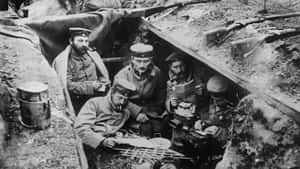 士兵在戰壕中吸煙和閱讀地圖（戰時）。 — 軍事動圖 壁紙