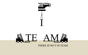 直升機將字母 I 吊起，位於 'THERE IS NO 'T' IN TEAM' 上方，由叉車和字母組成。