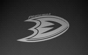 Anaheim Ducks 標誌在碳纖維背景上。