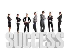 七位商業人士站在粗體白色字母拼出的success一詞上。