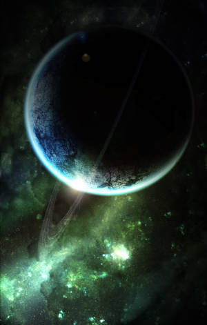一顆黑暗行星帶著發光的環，在深空中繞著充滿活力的綠色星雲運行。