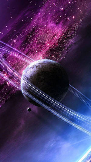 一顆帶有光環的行星，被色彩繽紛的星雲和星星環繞。