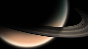 土星環在深空中彎曲於其發光的表面之上。