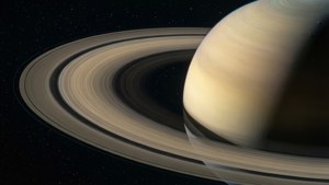土星及其詳細的環，背景是佈滿星星的太空。