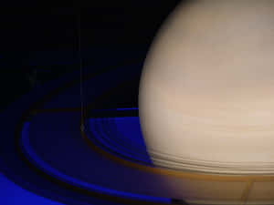 土星及其標誌性光環在黑暗太空背景下發出深藍色光芒。
