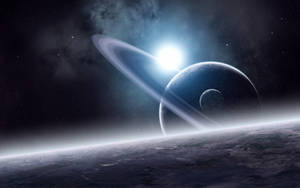 一顆環狀行星在繁星點點的宇宙場景中，在一顆明亮恆星下發光。 — 星際寶貝 壁紙