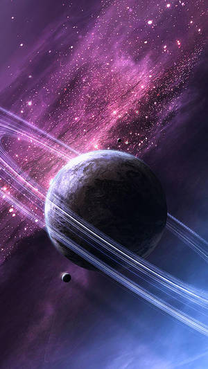 一顆帶有光環的行星，被紫色星場和發光的宇宙塵埃環繞。
