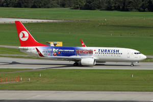土耳其航空飛機帶有2010年FIBA世界錦標賽塗裝在跑道上