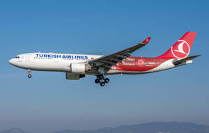 土耳其航空飛機以群山為背景降落