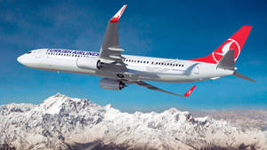 土耳其航空飛機飛越積雪的山峰。 — 藍天 壁紙