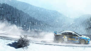 藍色拉力賽車在積雪的山路上飄移，周圍有常青樹。