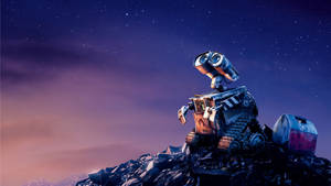 Wall-E 機器人在星空暮色天空下的垃圾堆上。