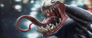 Venom 喺黑暗嘅城市夜晚中張開嘴露出獠牙。