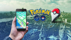 手拿著手機在城巿天際線上玩Pokémon GO，帶有遊戲標誌和精靈球。