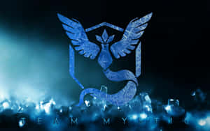 由冰晶製成的 Team Mystic 標誌，在藍光中閃耀。