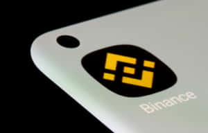 智能手機屏幕顯示 Binance 加密貨幣應用程式標誌